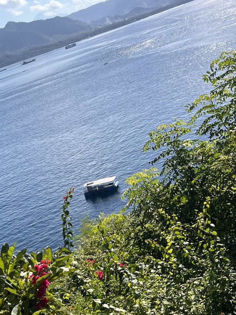 Vue panoramique de la baie de Padang Bai avec un bateau de plongée au mouillage