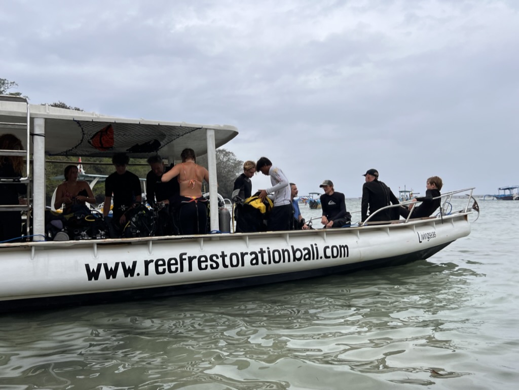 Plongeurs sur le bateau Reef Restoration Bali avant la plongée