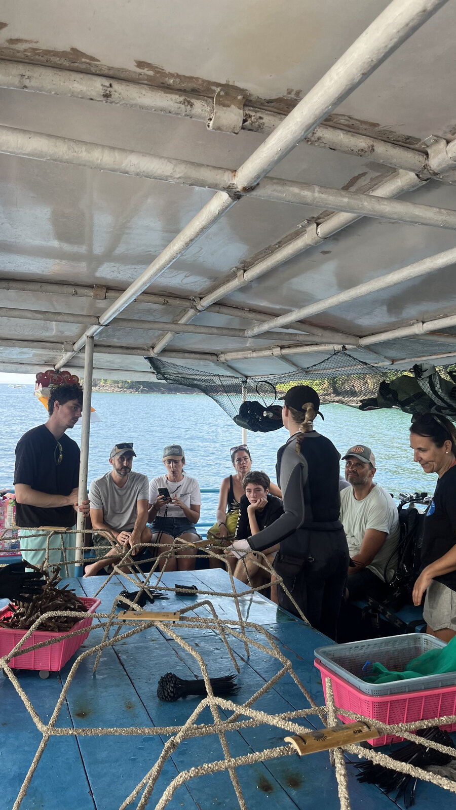 Briefing de l'équipe autour des structures de restauration avant la plongée à Padang Bai