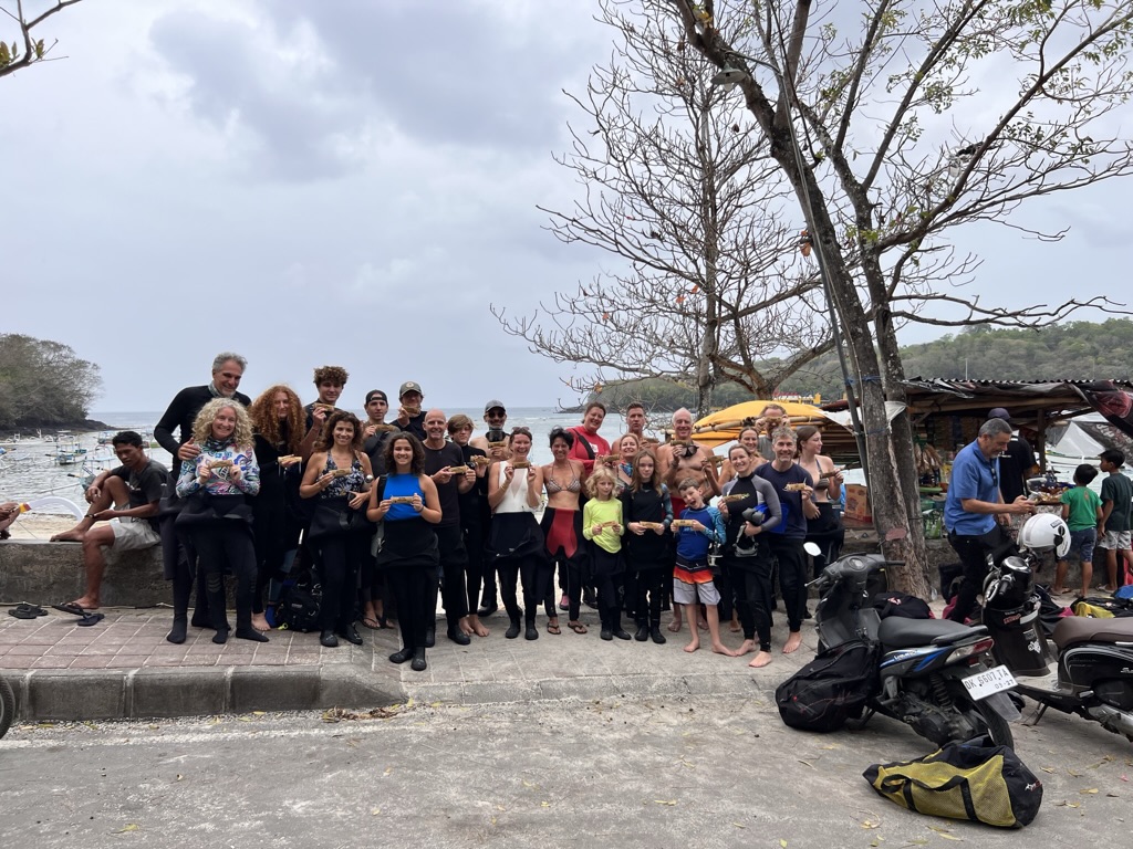 Groupe de participants à la journée de restauration des récifs à Padang Bai, Bali