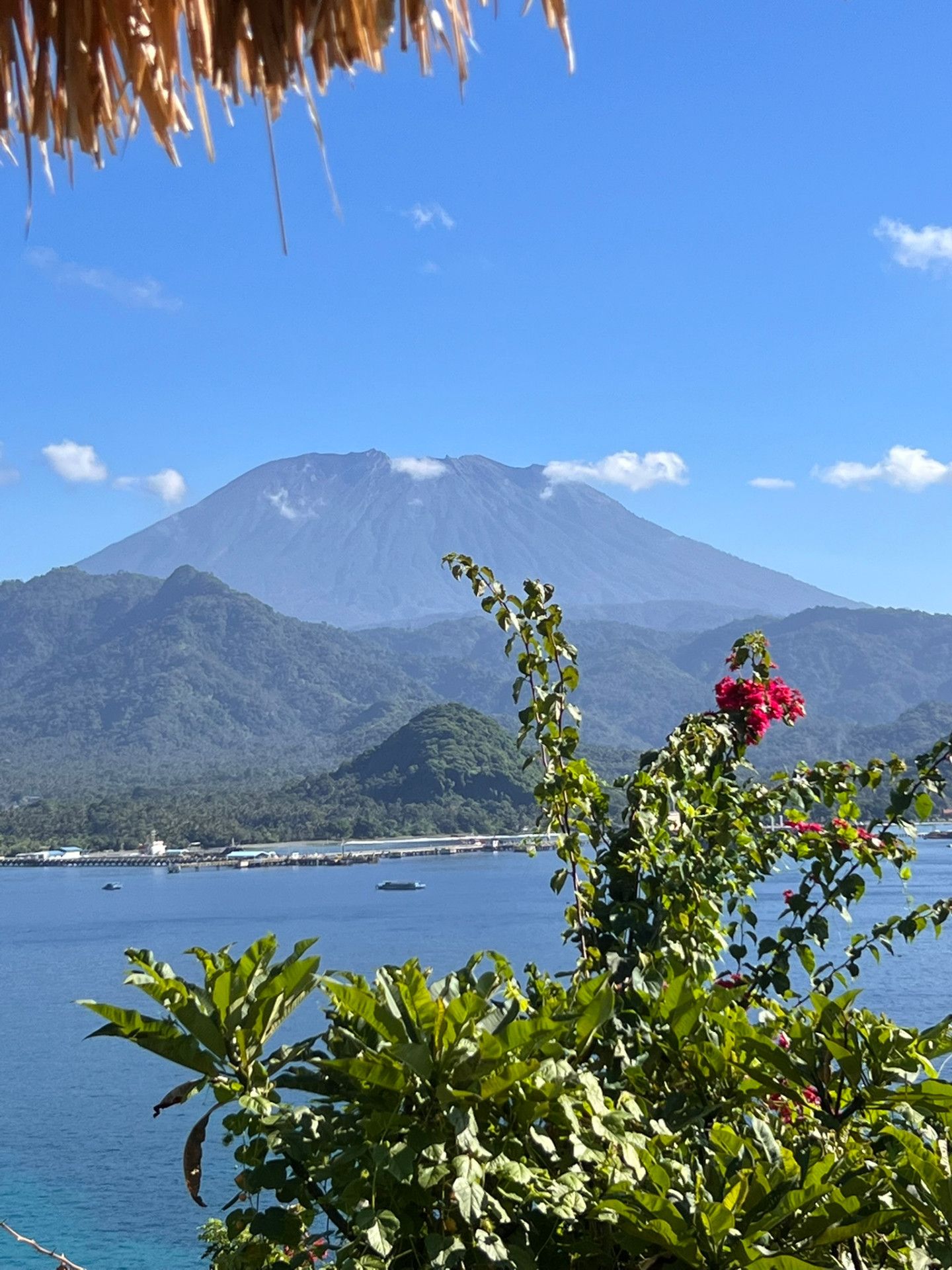 Le Mont Agung vu depuis la baie de Padang Bai