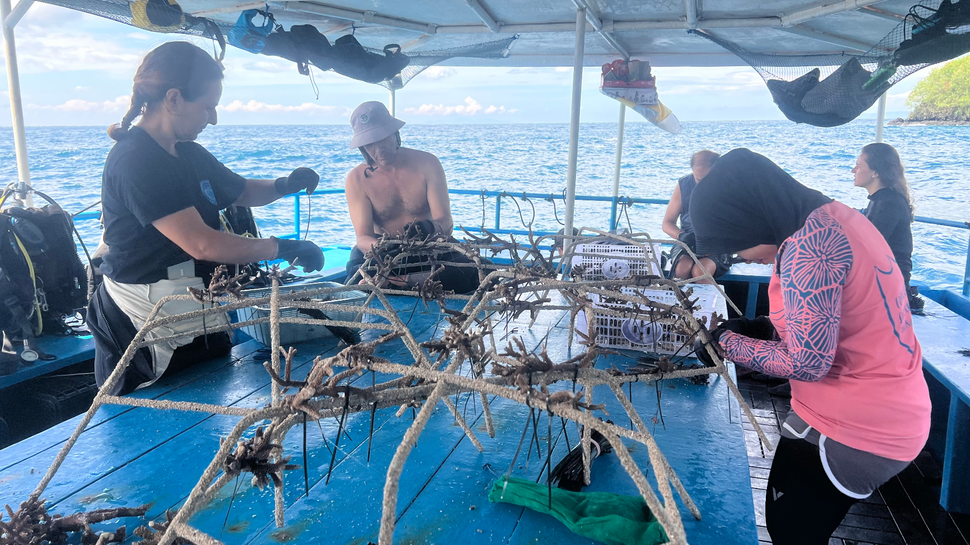 L'équipe assemble les Reef Stars sur le bateau