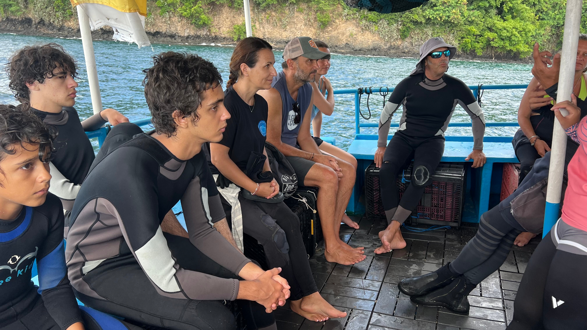 Briefing de l'équipe sur le bateau avant la plongée